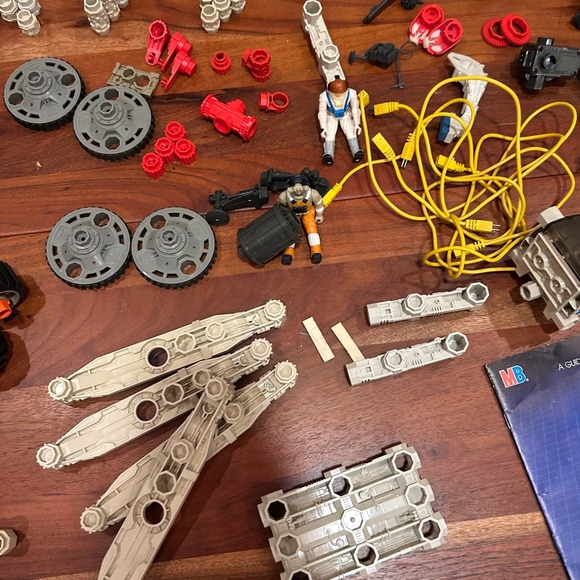 Vintage MB Robotix Building System Parts , manuals and figires - Picture 3 of 9